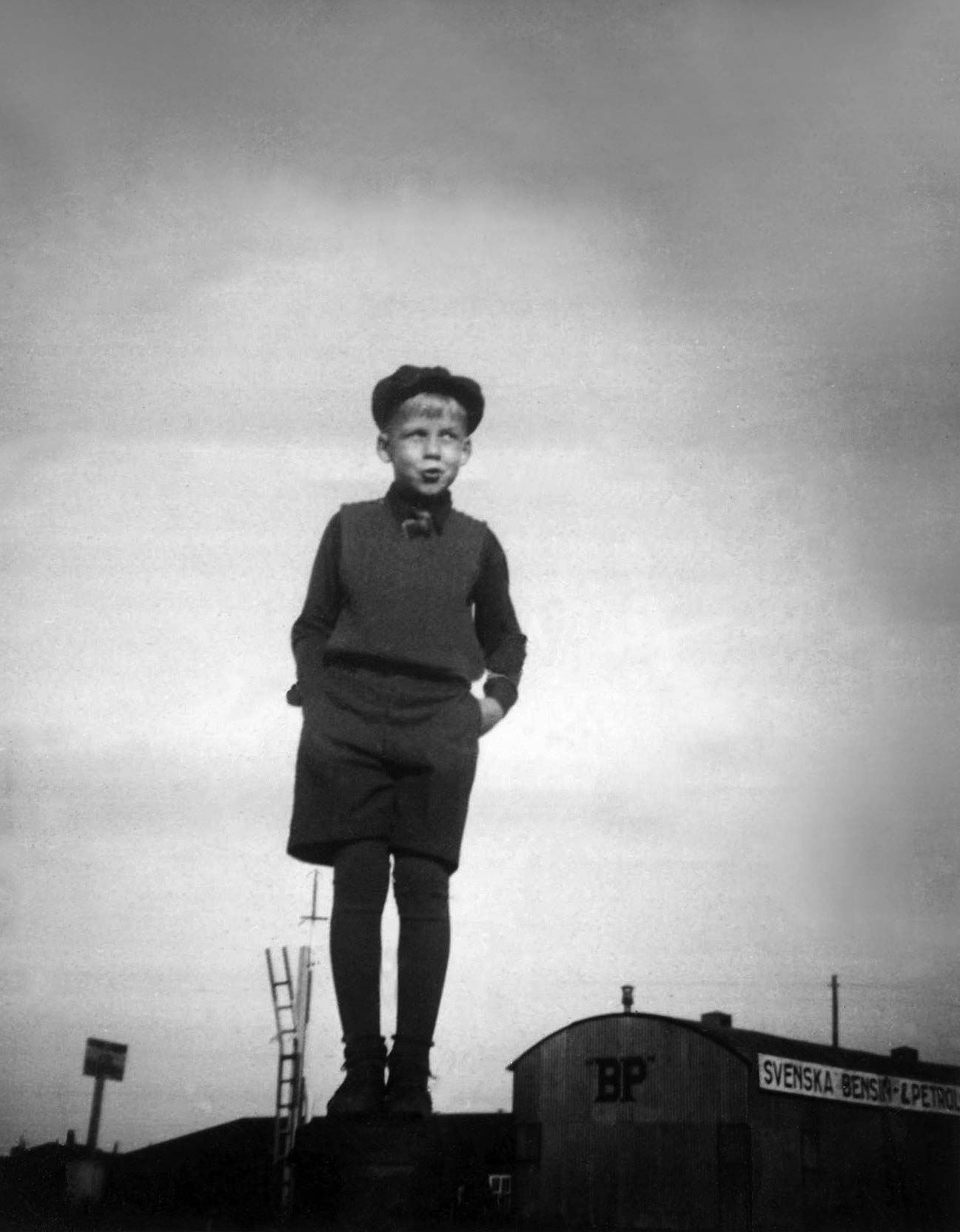 Gunnar Cyrén poserar på stolpe för sin syster Gullan (som fått en kamera) 1938