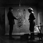 Montering av ljuskrona i fotostudio, 1966