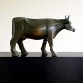 Ko, grönpatinerad brons och turkosmålade horn.
