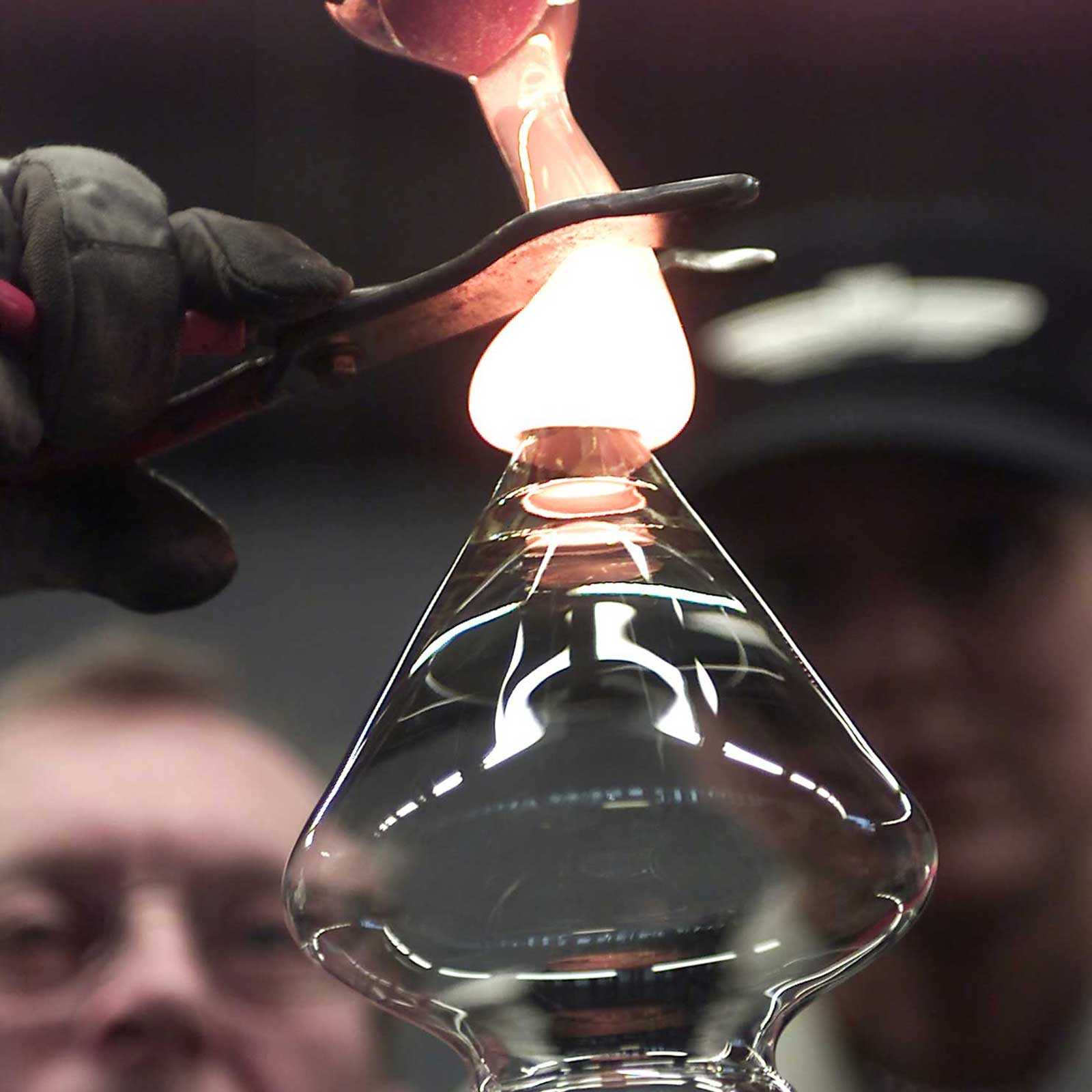 Tillverkning av Nobelglas, foto: Ted Fahn