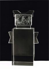 Första Templet. Slipat glasblock med graverad dekor. Höjd 320 mm. Bredd 180 mm. 15 exemplar, foto: Fotografen i Gävle