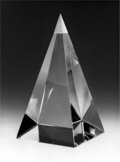 138 Pyramid. Slipat glasblock med topp i massivt silver. Höjd 325 mm. Bredd 165 mm. Silvervikt 135 gr. EA signerad, foto: Fotografen i Gävle