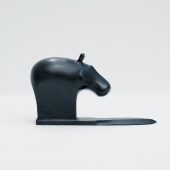 Svartpatinerad flodhäst i brons med brevkniv