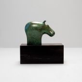 Grönpatinerad flodhäst i brons på svartlaserad eksockel