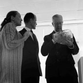 Kung Gustav VI Adolf och VD för Orrefors Glasbruk, Johan Beyer samt Ingeborg Lunding under visningen av utställningen Två Glas,1963.