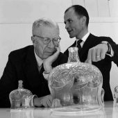 Kung Gustav VI Adolf och VD för Orrefors Glasbruk, Johan Beyer under visningen av utställningen Två Glas, 1963.