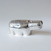 Flodhäst i silver, ihålig, öppen i botten, ciselerat mönster på ryggen. Längd: ca 130mm. Osignerad, ej stämplad. tillverkad 1956
