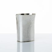 Vas i silver, 1987. Graverad dekor, höjd: 75mm. Vikt: 101gr.