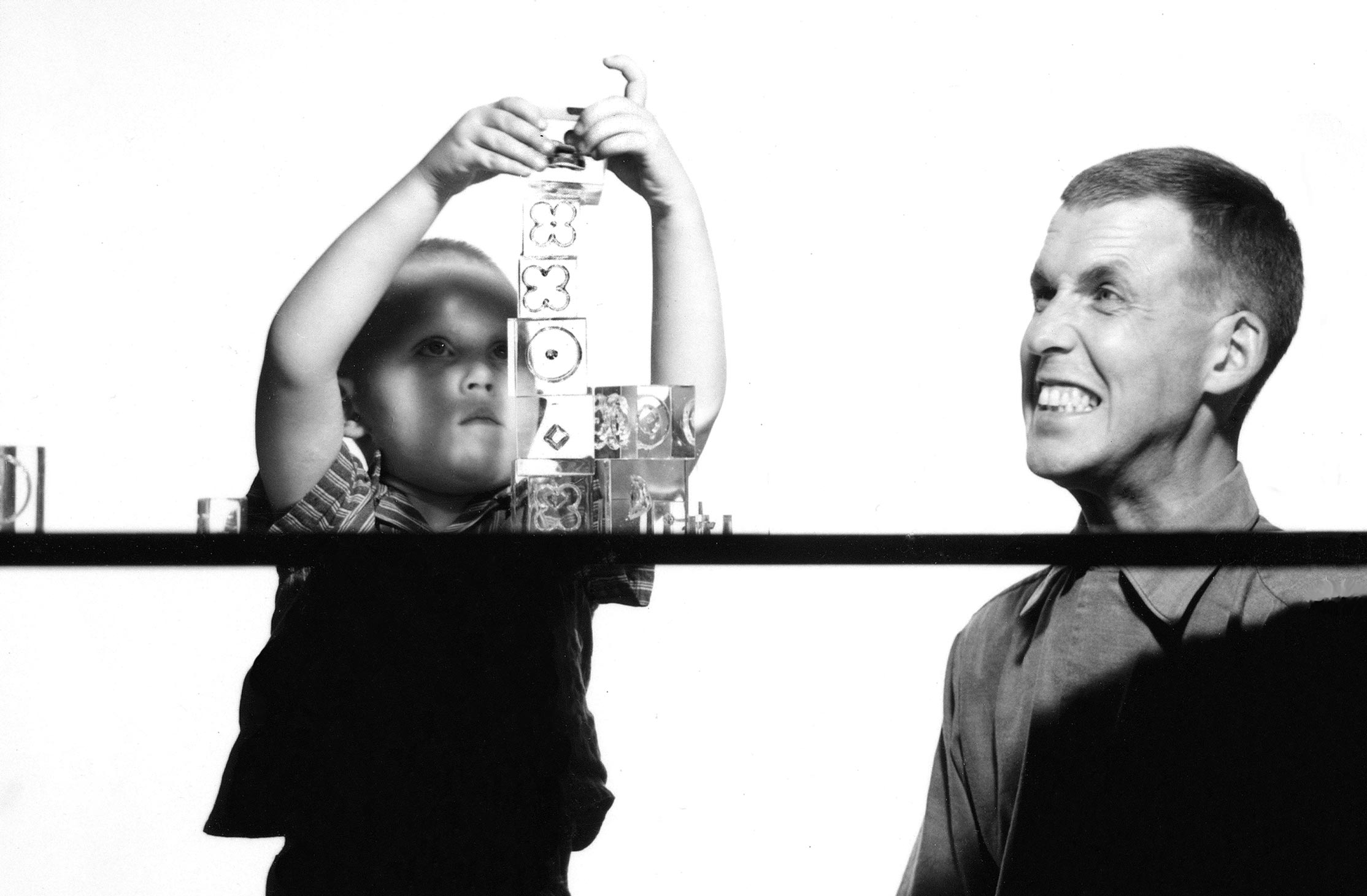 Gunnar-Cyren-med-sonen-Marten-som-staplar-glaskuber-1961-foto-John-Selbing-bildspel@2x