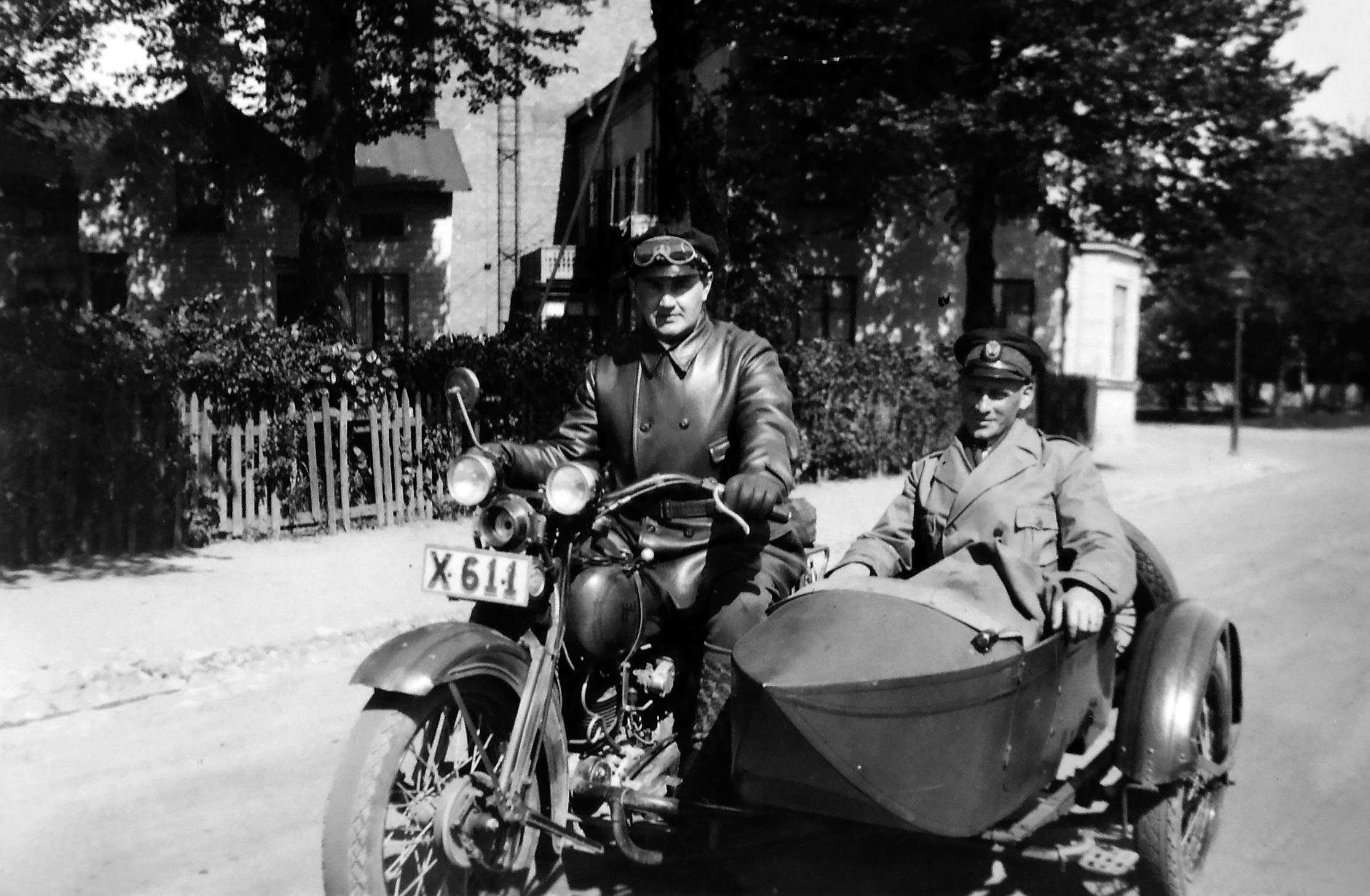 Carl Anton Cyrén i sin tjänstemotorcykel, en Harley Davidson