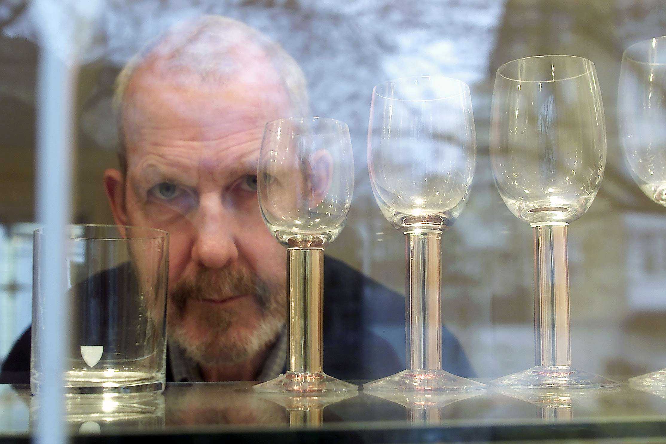 Gunnar Cyrén och Nobelglas, genom fönster, foto: Ted Fahn