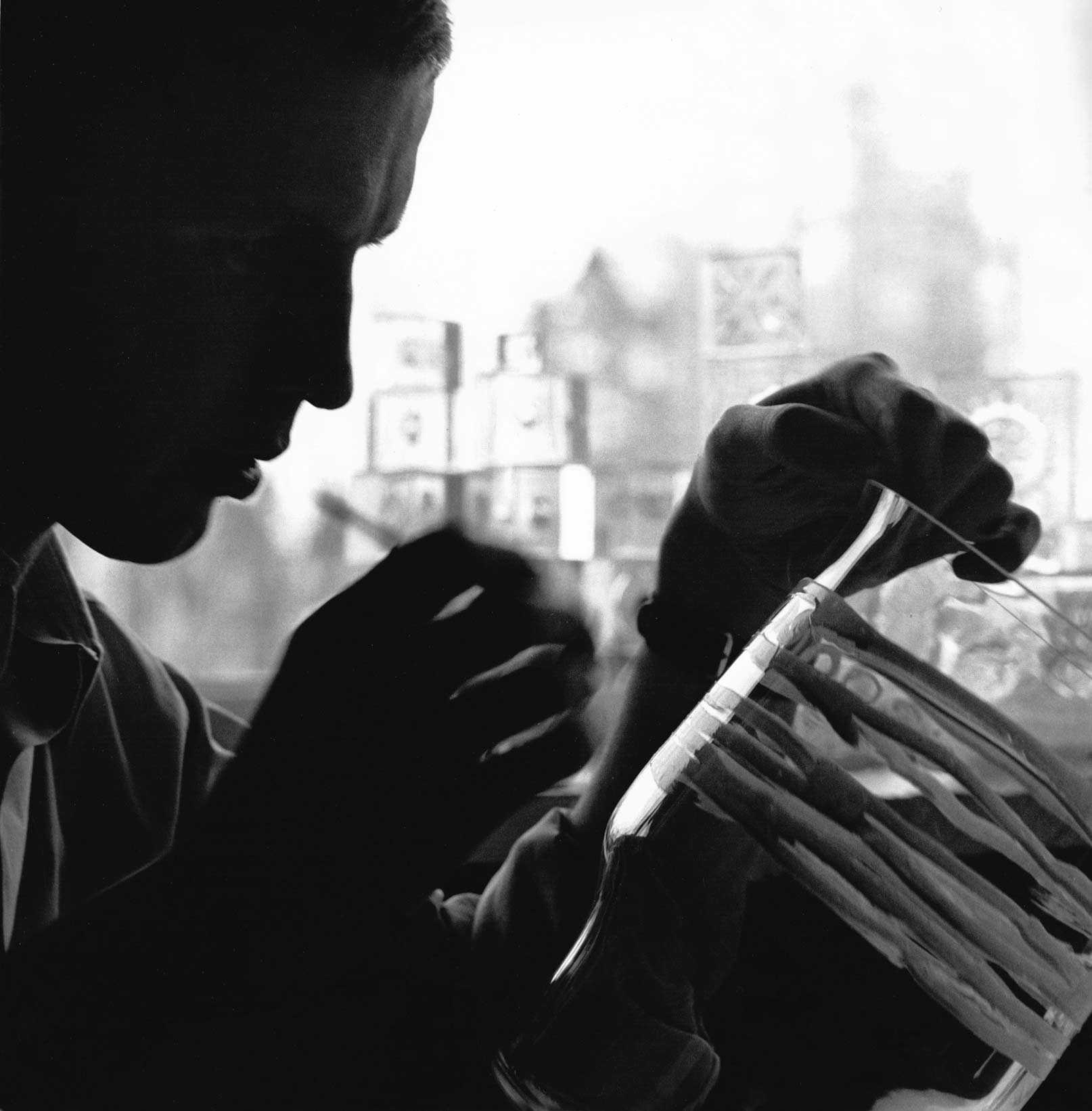 Gunnar Cyrén målar på glas, 1961foto: John Selbing