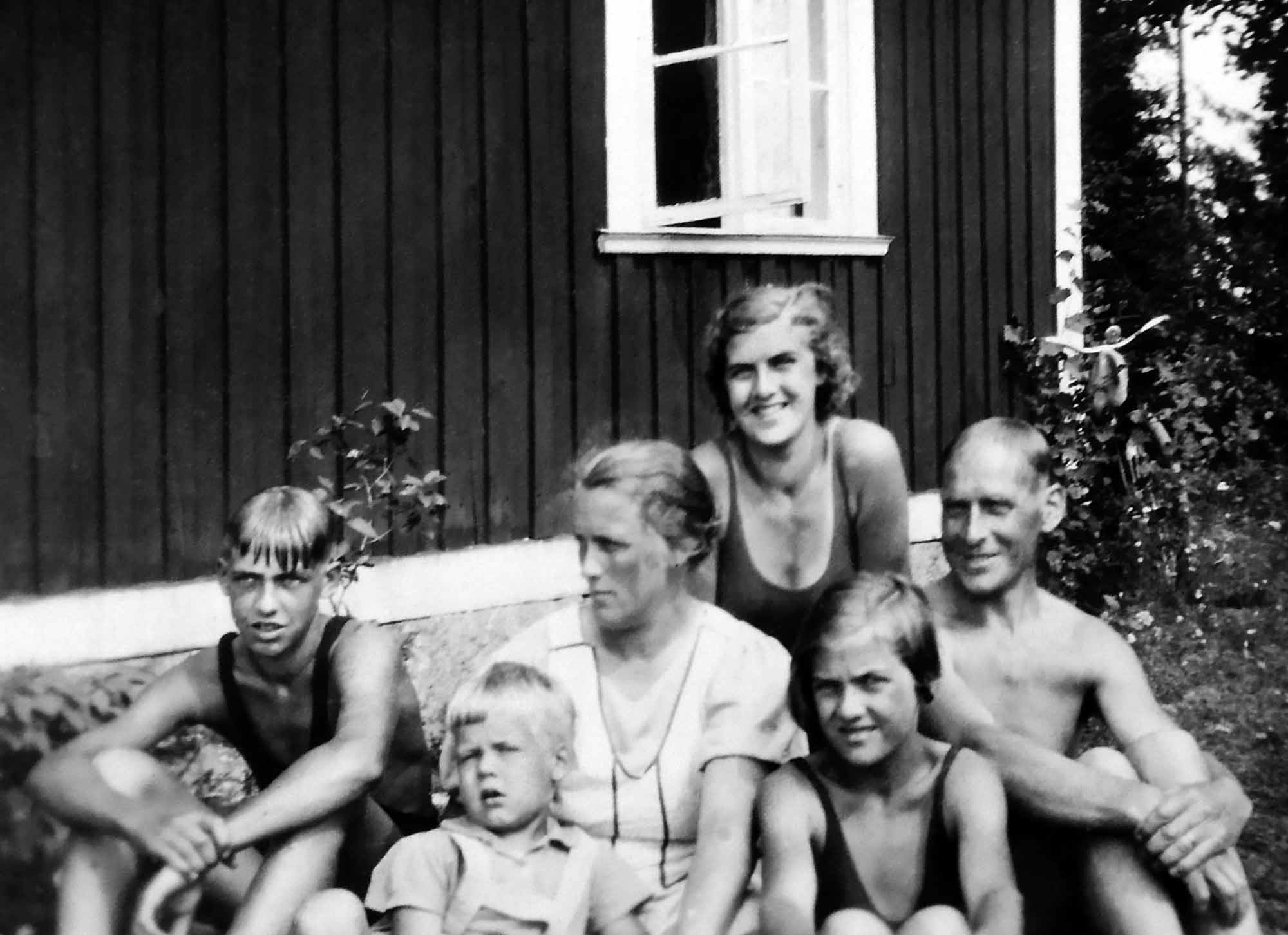 Familjen Cyrén på sommarnöjet i Hamrånge, bild från 30-talets mitt. Fr v: Bertil, Gunnar, Maja, Gullan, Ingrid och Calle.
