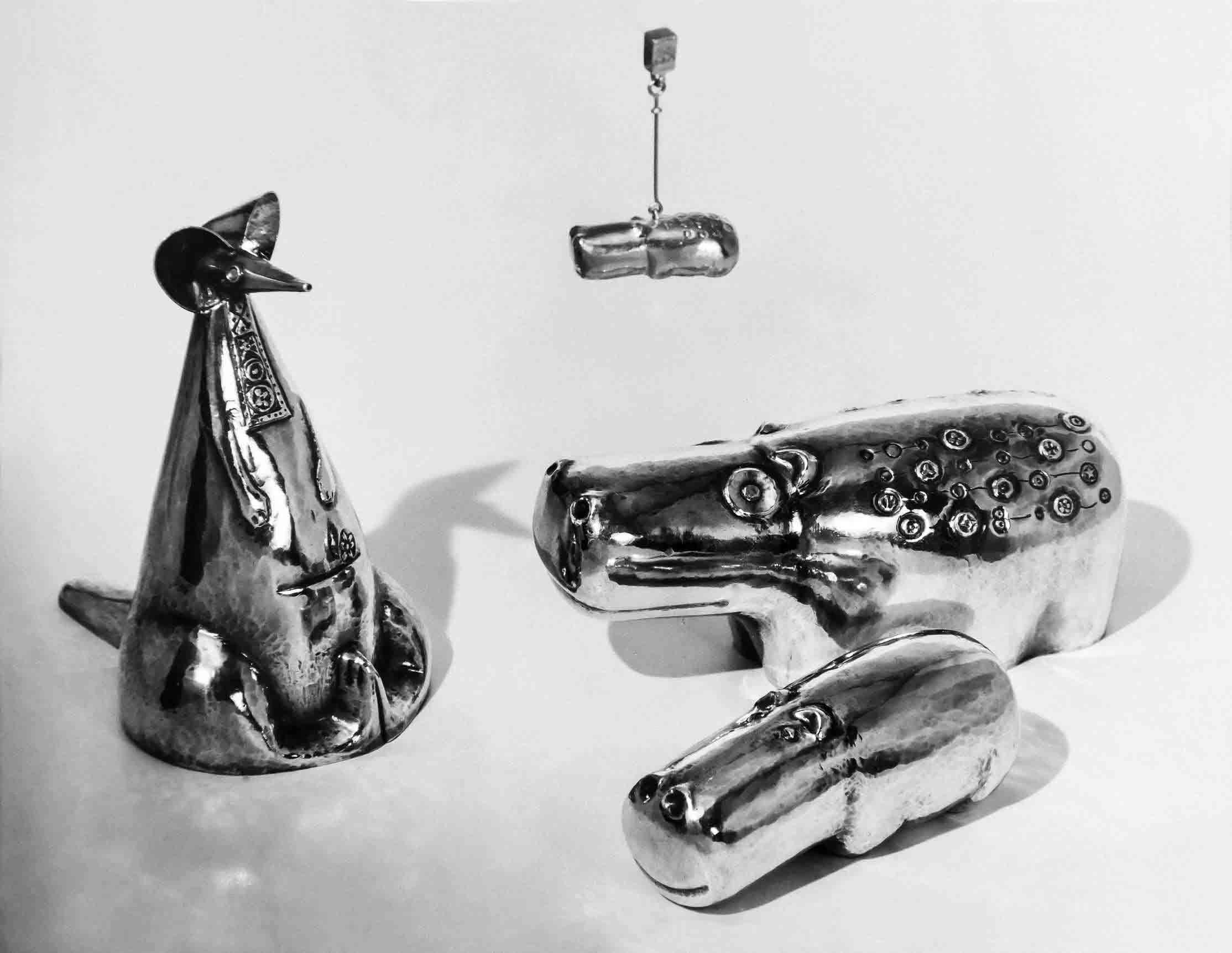 Flodhäst och fantasidjur i drivet tunnt silver och guld. I mitten högst upp, hängsmycket som tillverkades av Robert Nilssons guldmynt