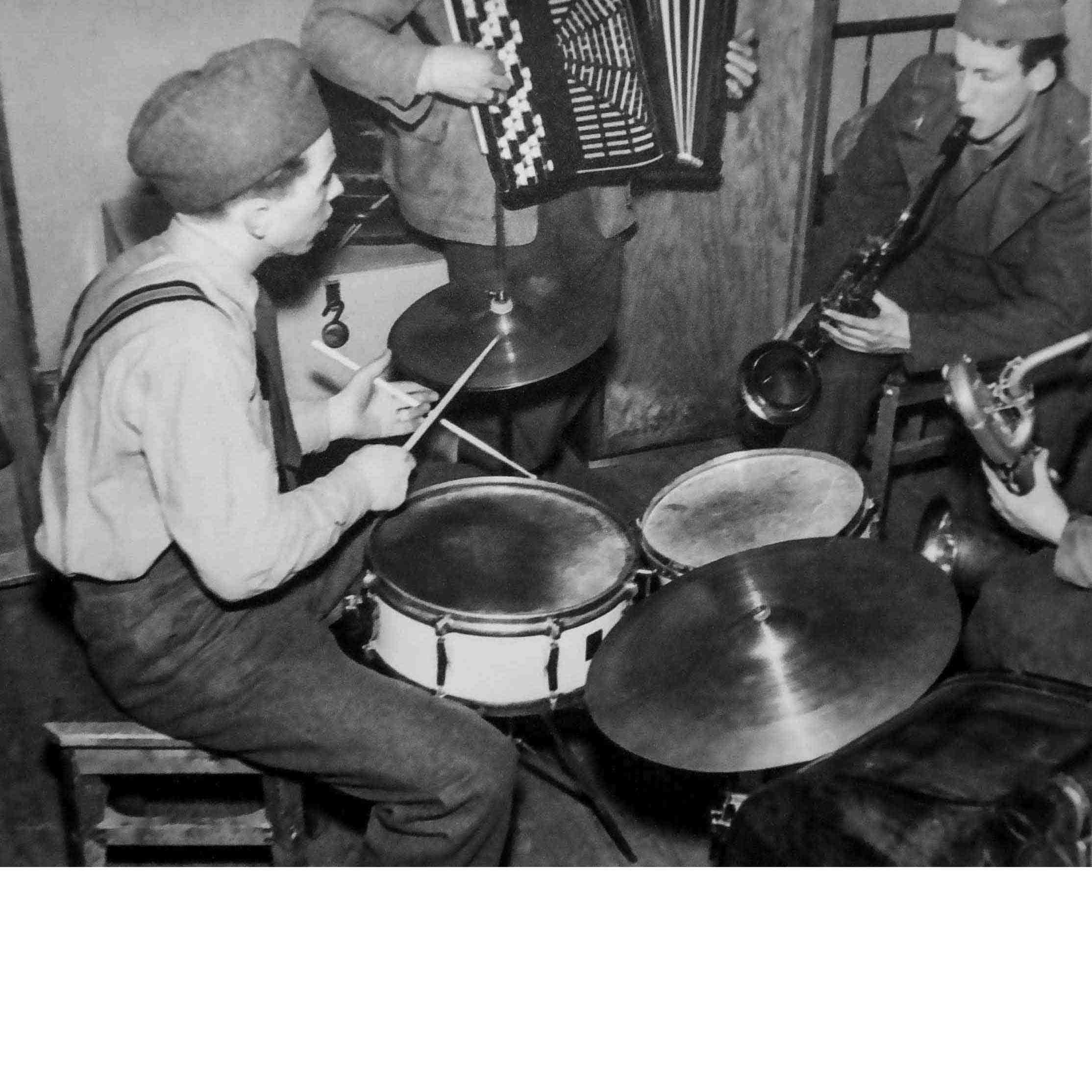 "Jazz på luckan" militärtjänst, 1952, Sven-Olov Löving trummor, Gunnar Cyrén tenorsax, Curt Holm barytonsax och klarinett, Stig Ström dragspel, ej i bild Sven Norman bas.