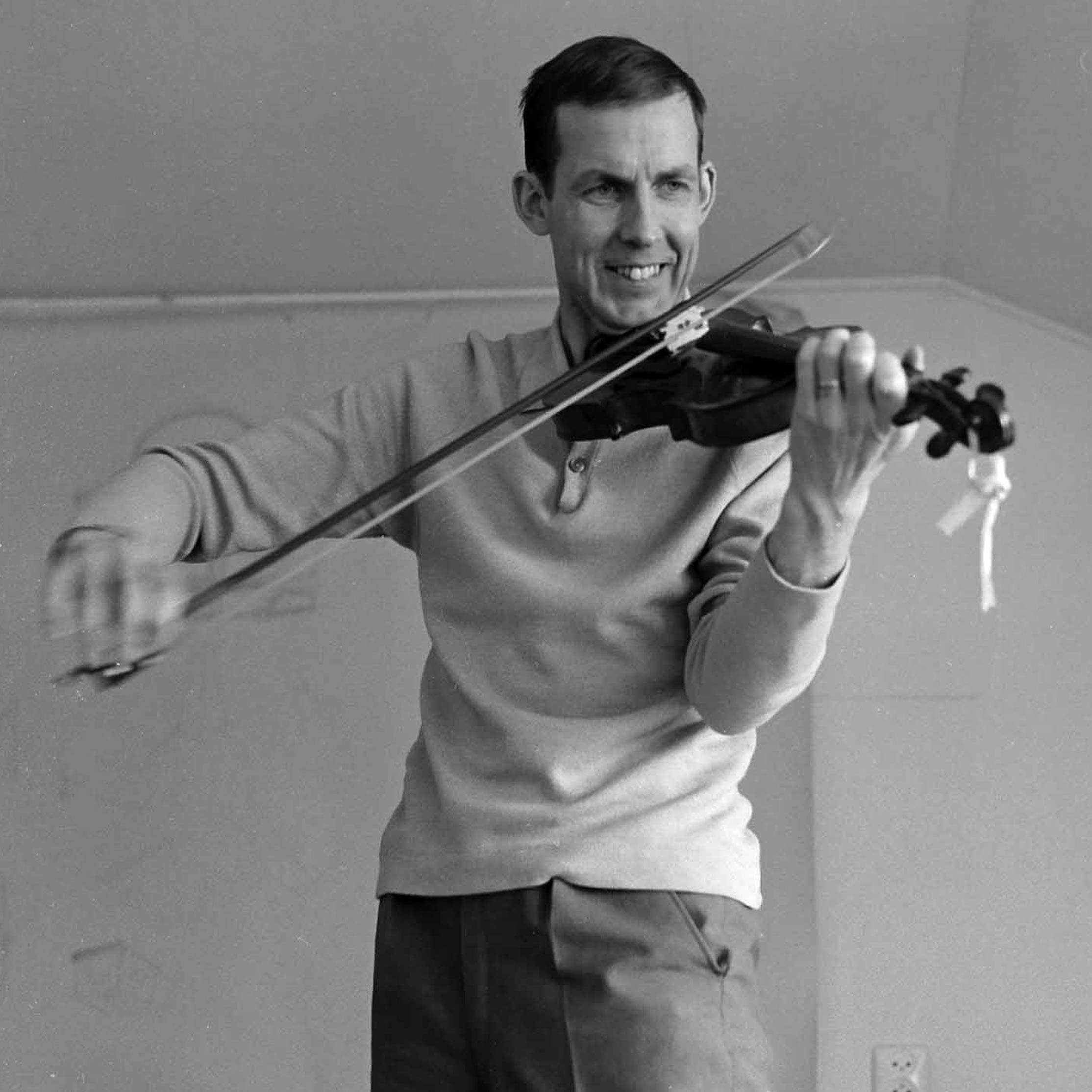 Gunnar Cyrén med fiol, 60-talet första hälft. Foto: John Selbing.