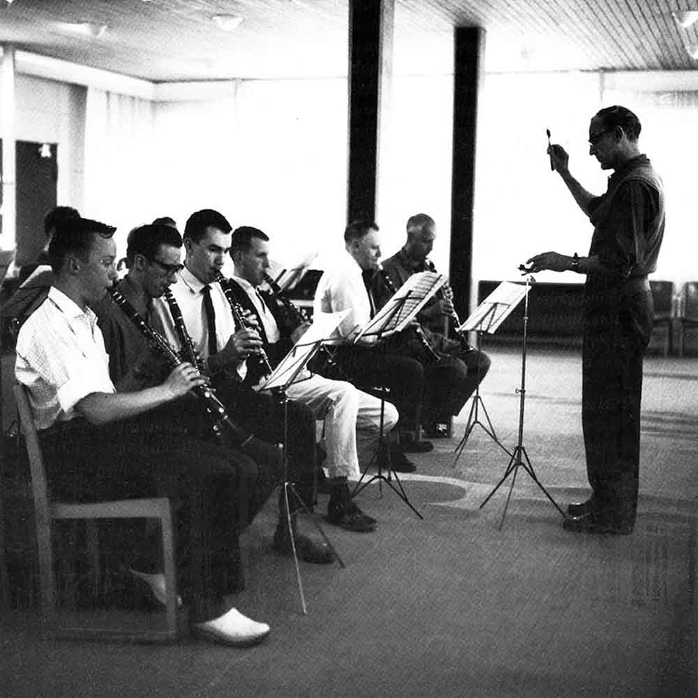 Orrefors Musikkår övar i utställningshallen (provsalen) första hälften av 60-talet. Foto: John Selbing.