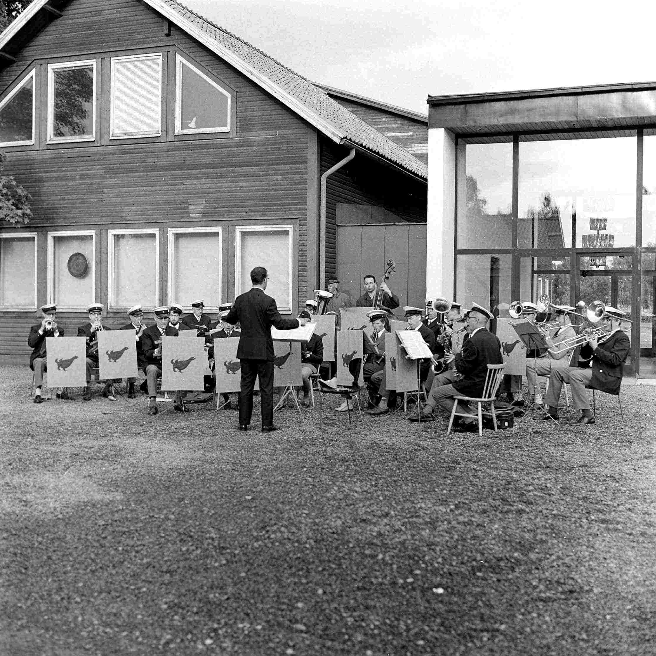 Orrefors bruksorkester utanför utställningshallen i Orrefors. Foto: John Selbing.