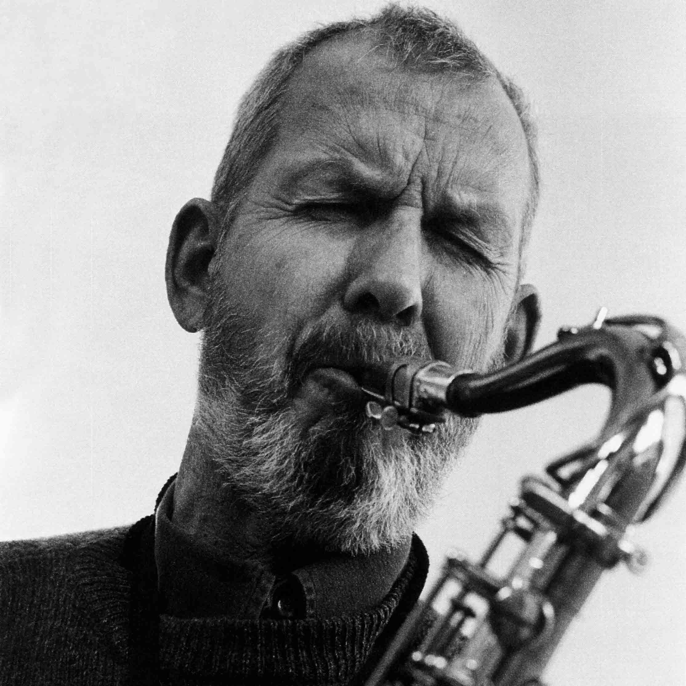 Gunnar Cyrén, porträttsfoto med saxofonen, 90-tal, foto: Rolf Salomonsson
