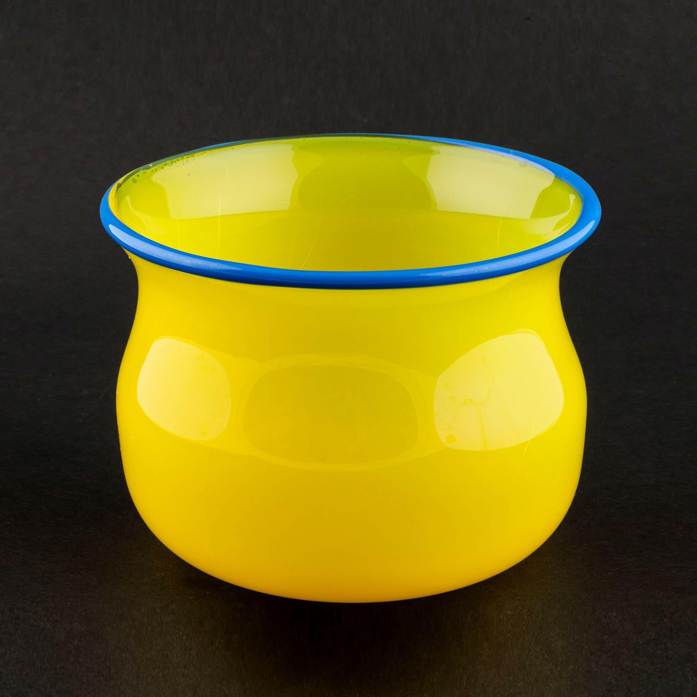 Liten skål i gult, opakt underfång med blå påklippt kant, 60-tal
