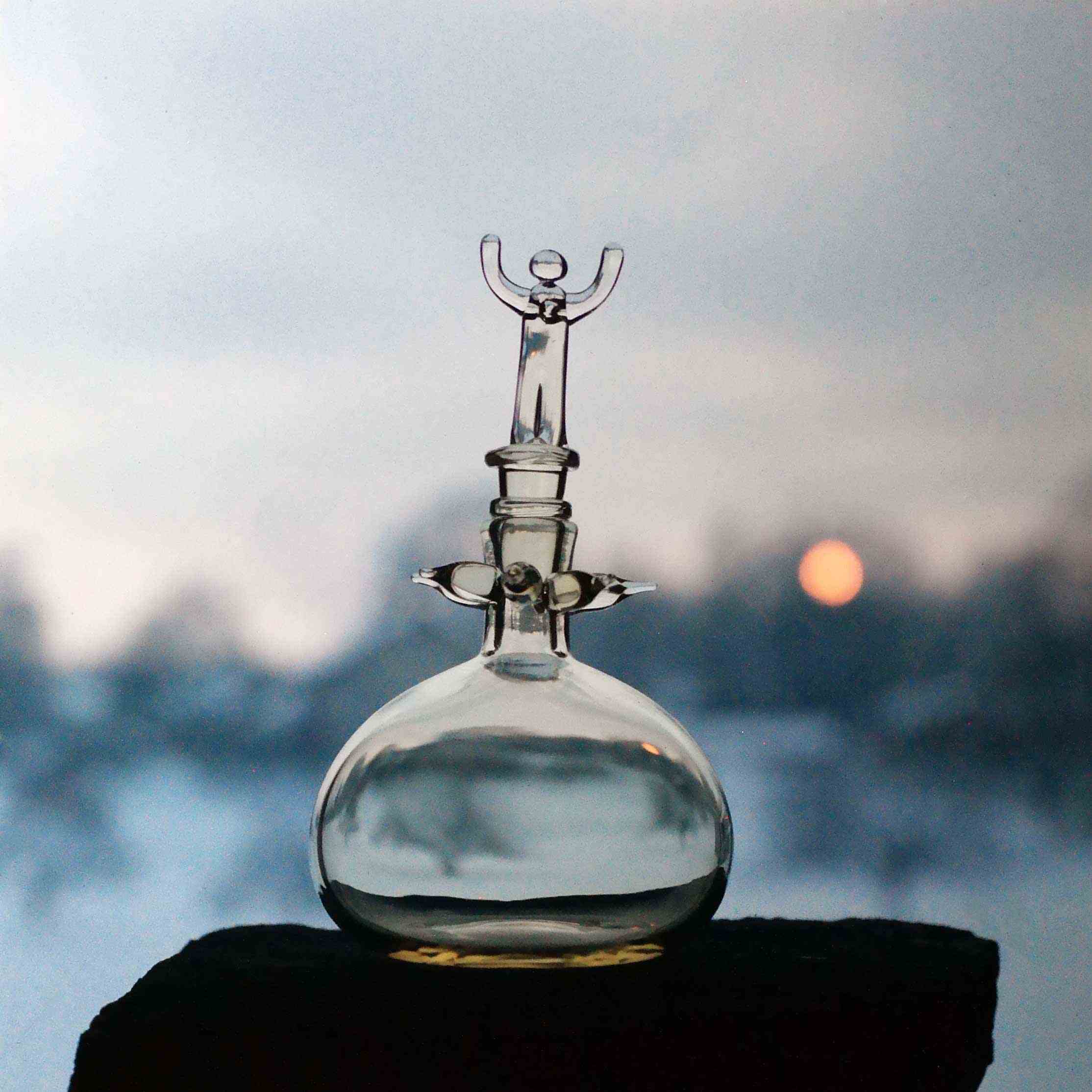 Karaff med figur i glas, Foto: John Selbing