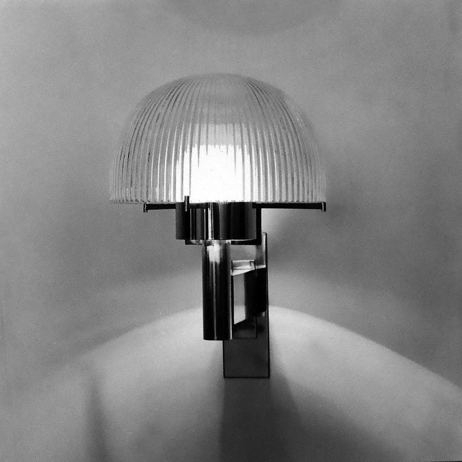 Prov.Vägglampa med fastblåst räfflad kupa, blåst i Ängshyttan, Nybro 1967. Foto: John Selbing