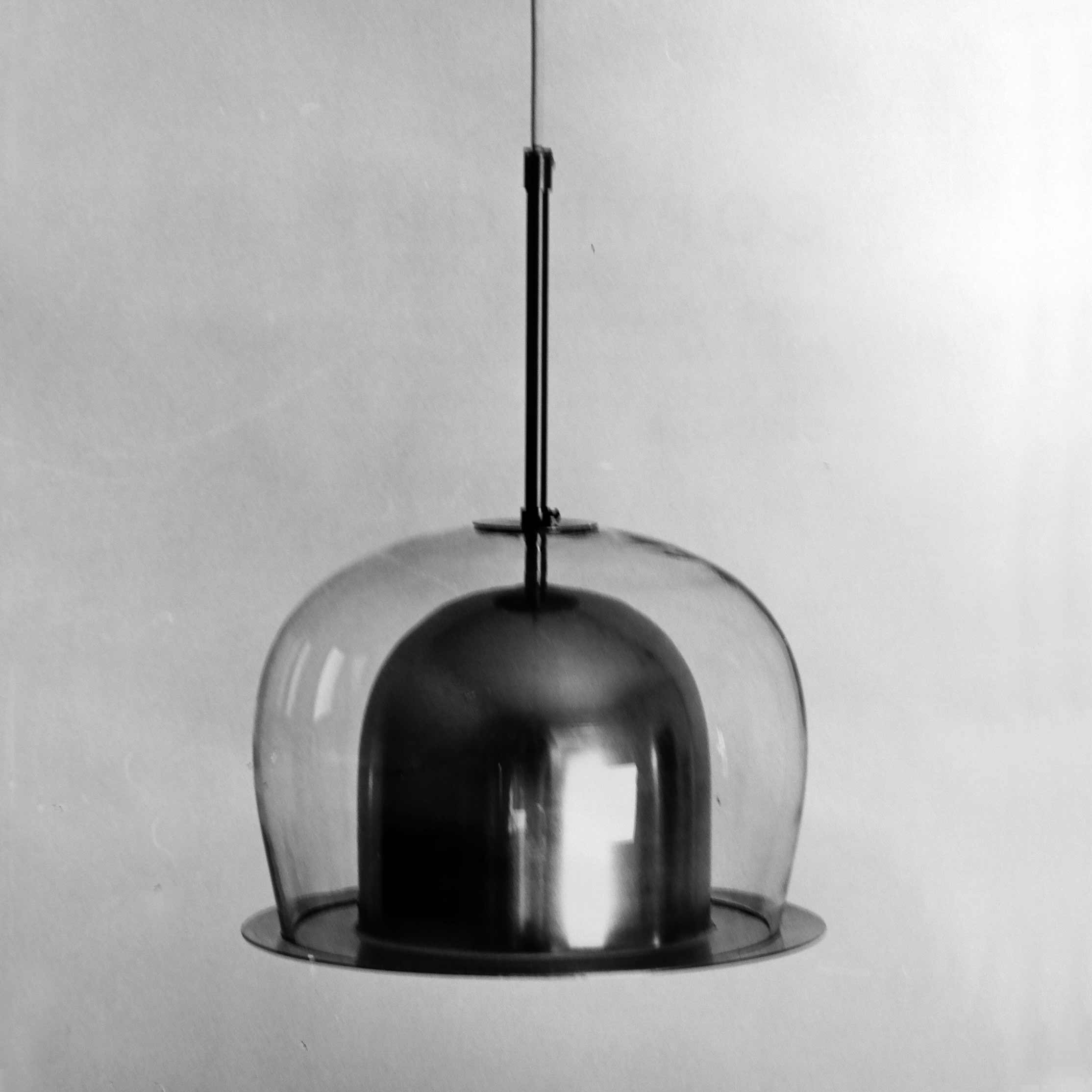 Prov. Pendlad takarmatur med reflektorskärm i plåt och utanpåliggande skärm i klarglas, blåst i Ängshyttan, Nybro 1967. Foto: John Selbing