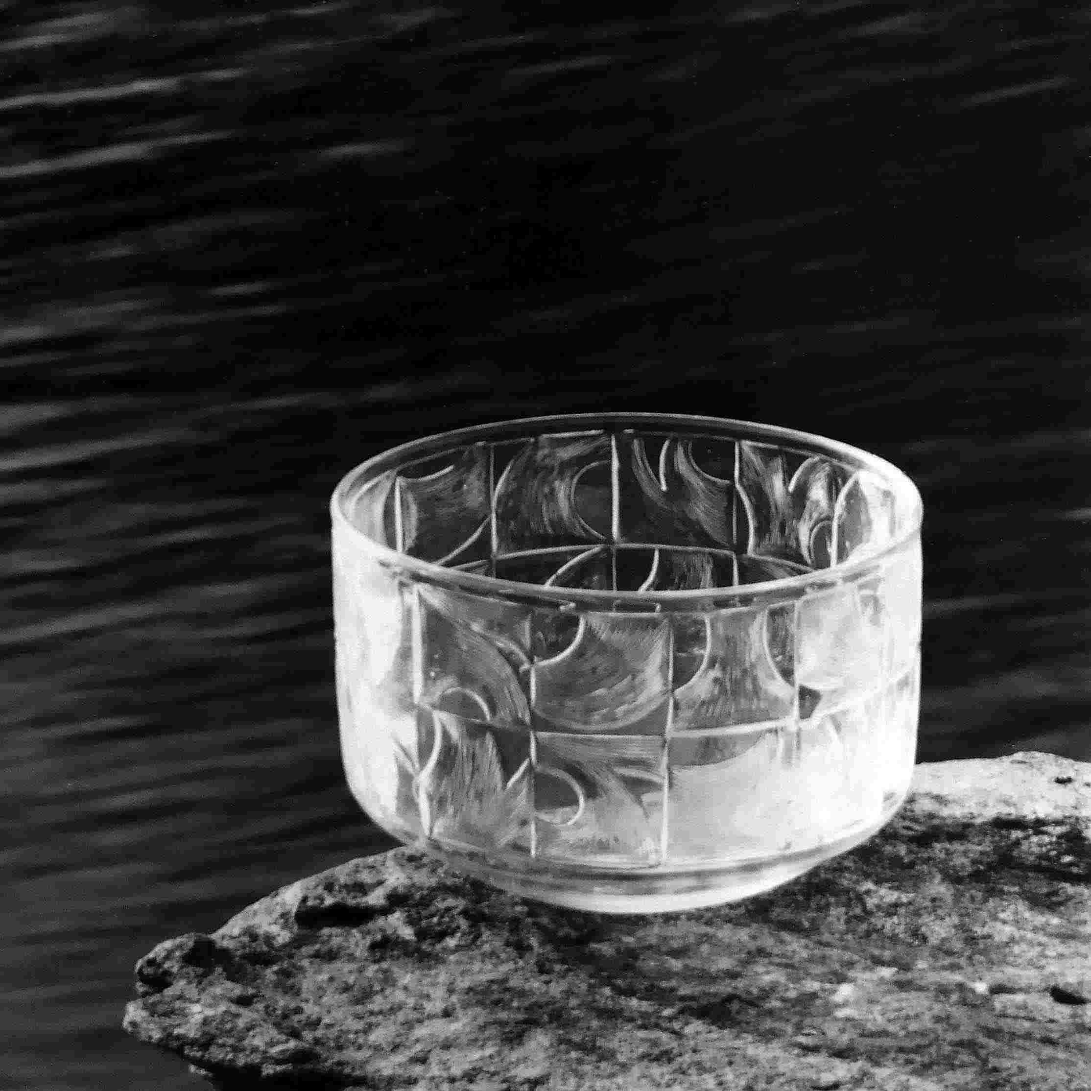 Skål i blank gravyr gjord i hyttan den 6:e augusti 1965 av Henry Bjerding, Graverad av Erich Pohl den 18:e augusti 1965. Foto: John Selbing.