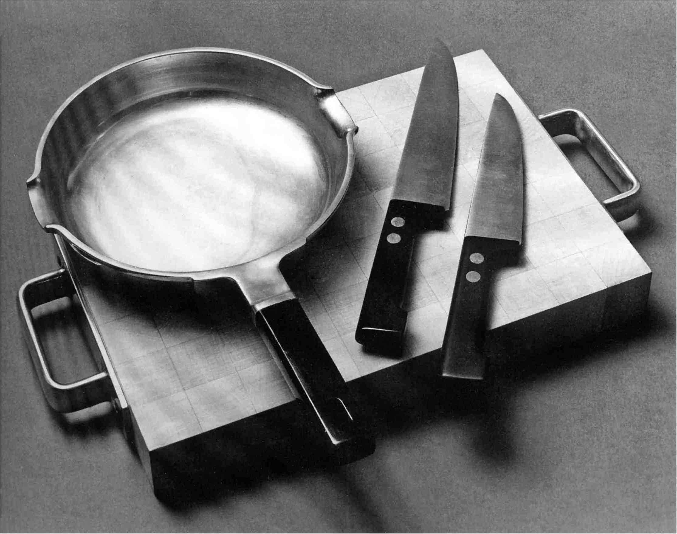 Kokkärl i aluminium. Köksknivar i stål. Skärbrädor i trä, 1972.