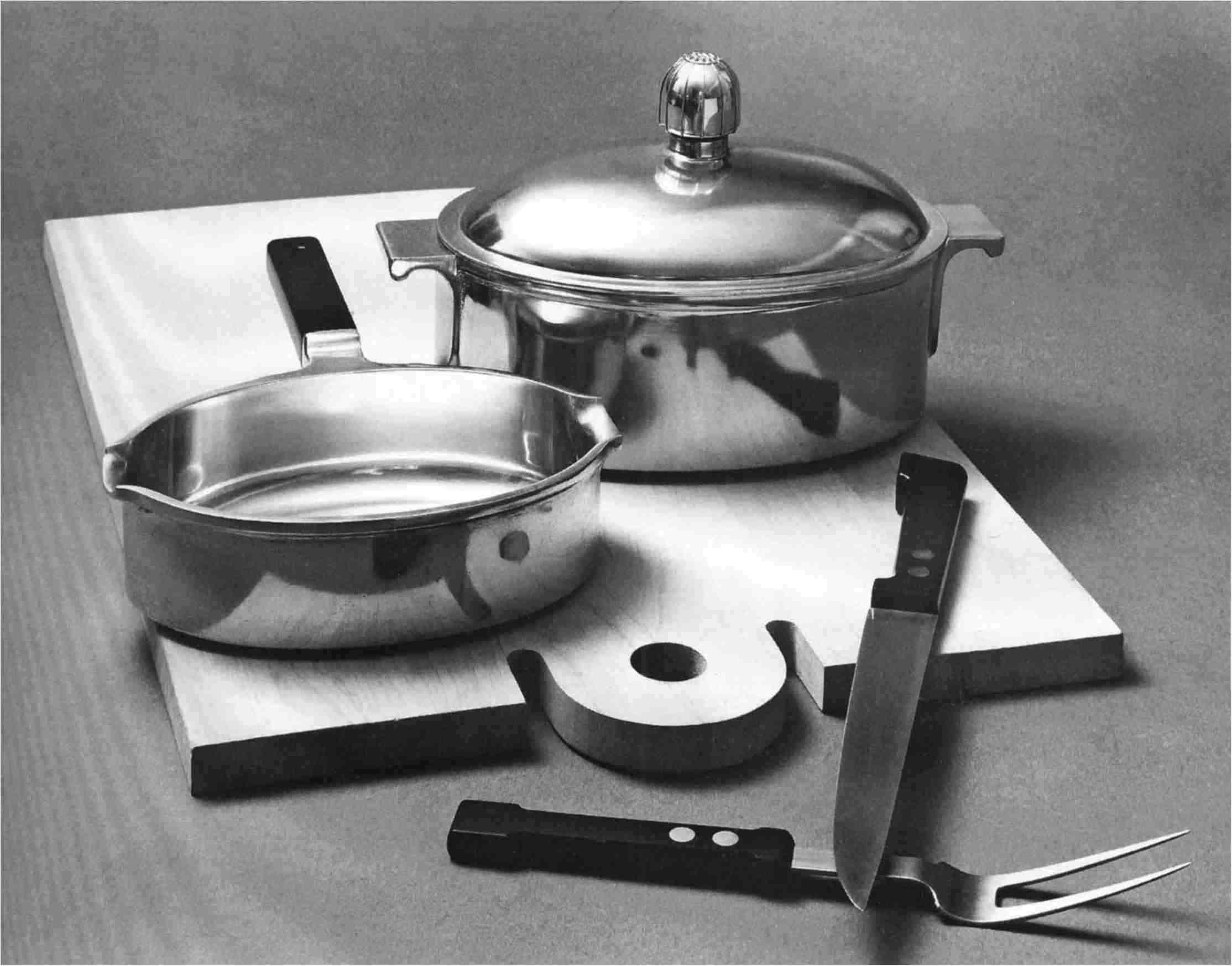 Kokkärl i aluminium. Köksknivar i stål. Skärbrädor i trä, 1972.
