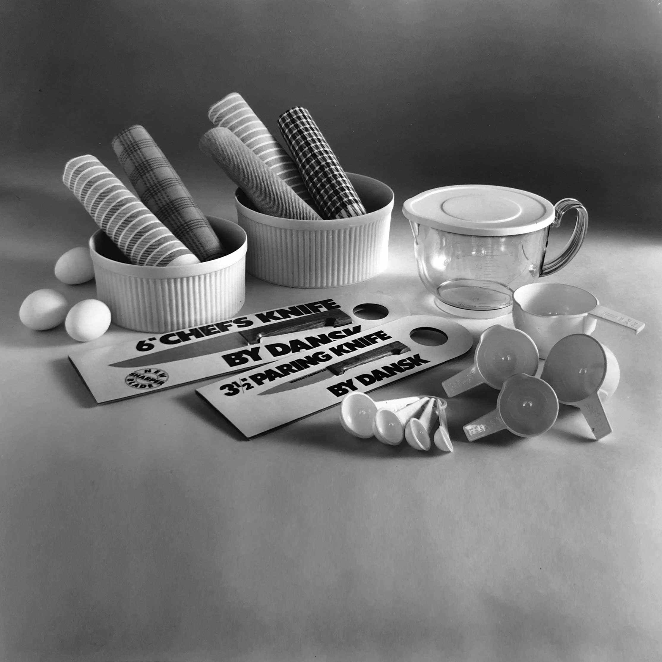 Knivset och måttsatser i plast, 1973