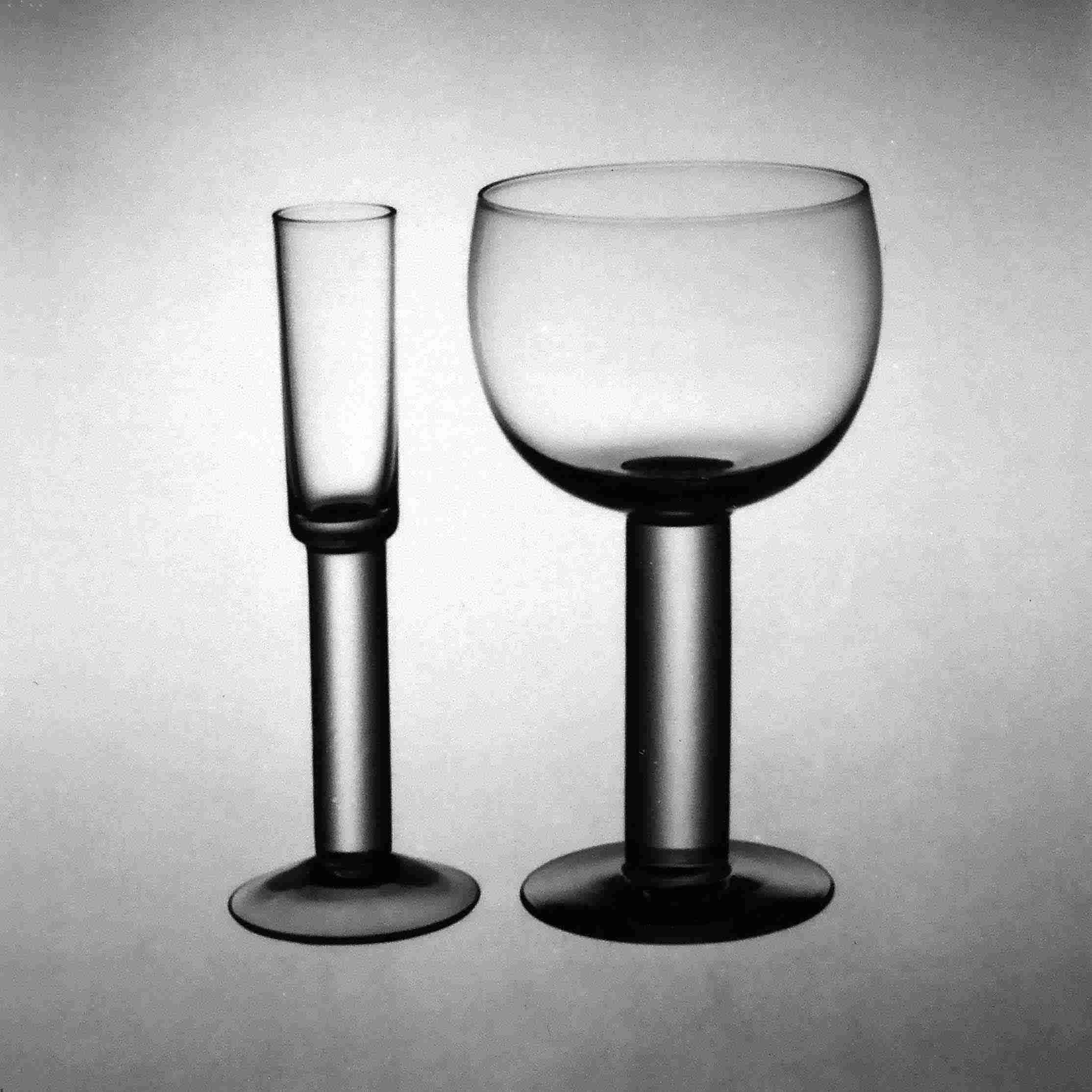 Kolonn, rödvin och snapsglas. Foto: John Selbing