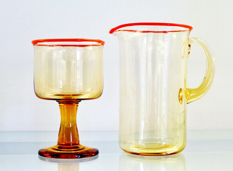 B 4100. Servisglas och kanna i gul massa med pålagd orange kant, 1968