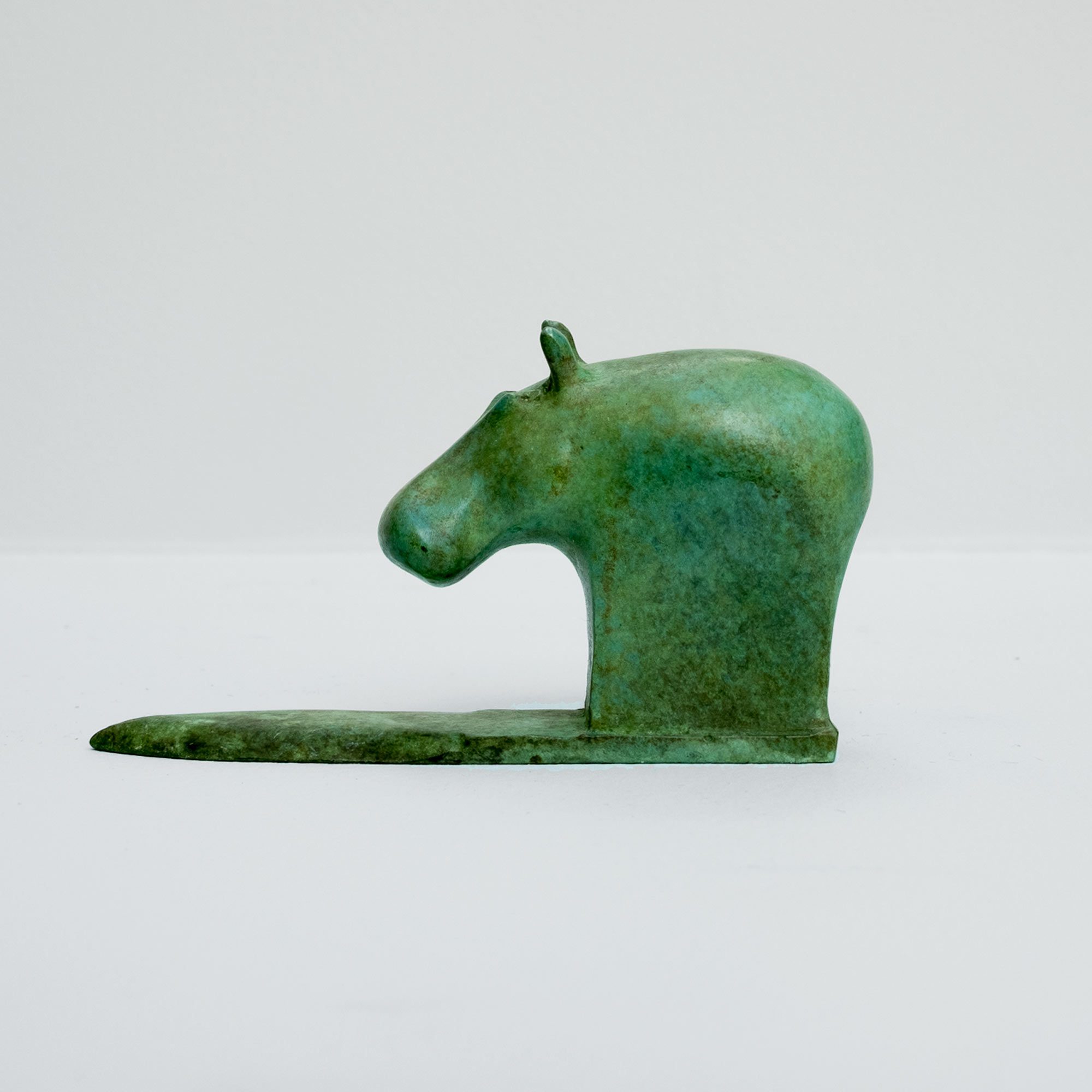 Grönpatinerad flodhäst i brons med brevkniv