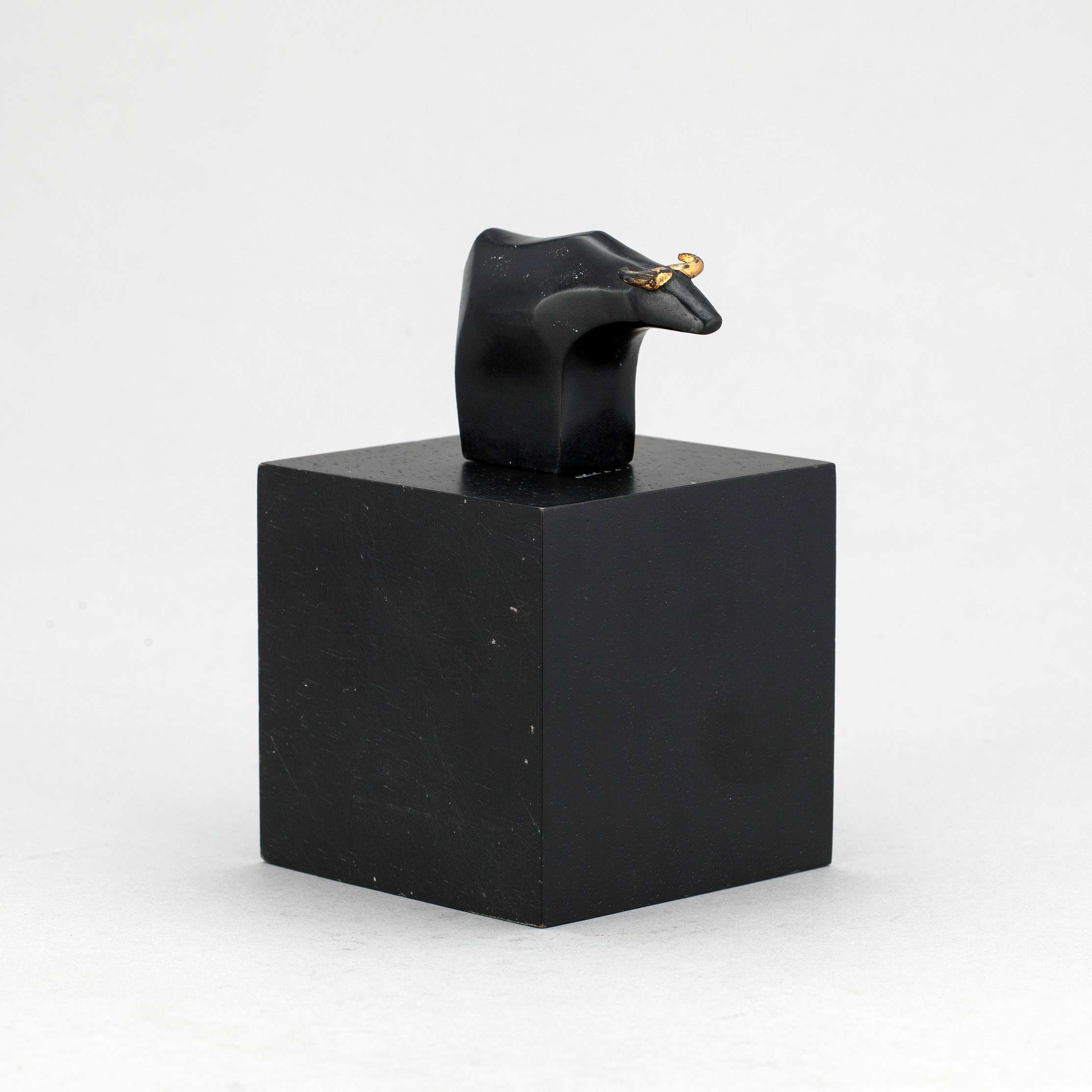 Vattenbuffel i svartpatinerad brons. signerad, löst stående på svartlackerad sockel av bok. Skulpturens höjd 45 mm, sockelns höjd: 75 mm