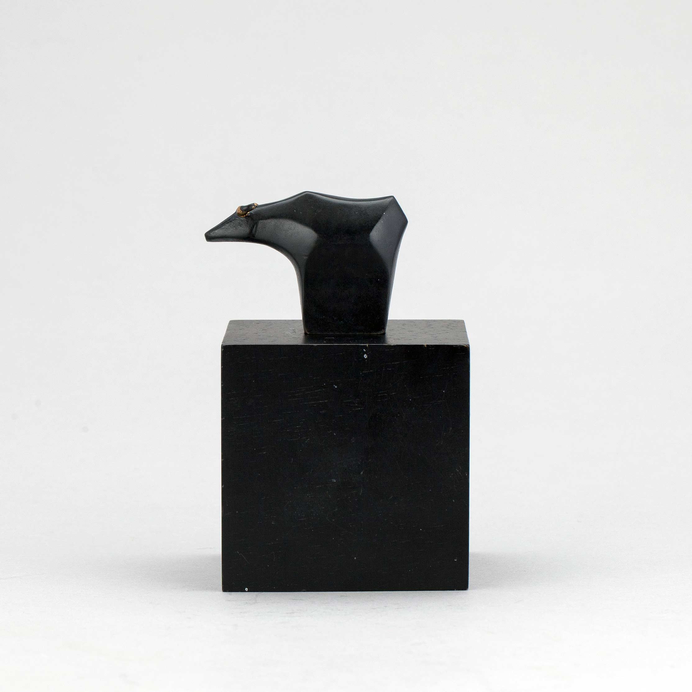 Vattenbuffel i svartpatinerad brons. signerad, löst stående på svartlackerad sockel av bok. Skulpturens höjd 45 mm, sockelns höjd: 75 mm