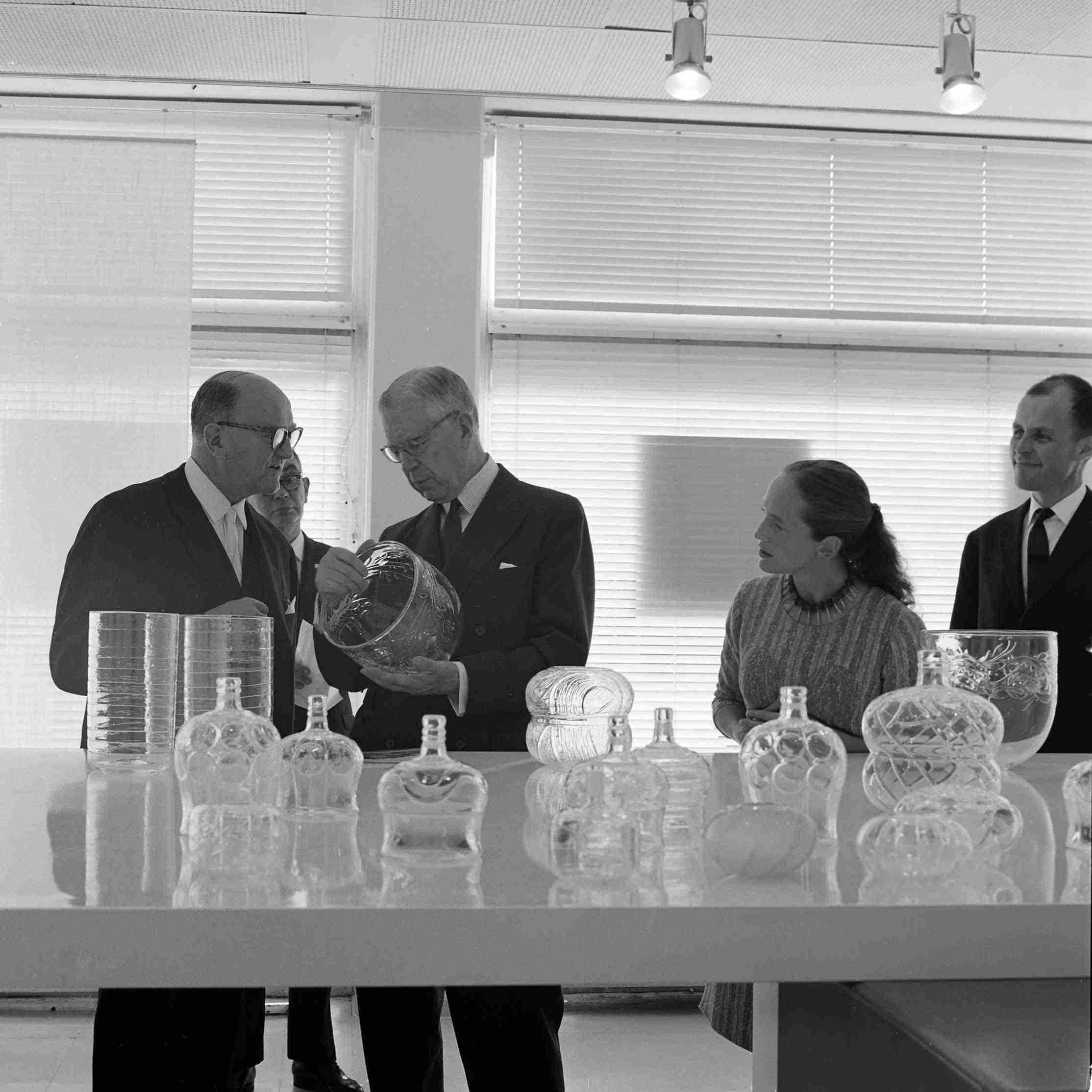 Fr v.  Rektor på Konstfackskolan Åke Stavenow i samtal med Kung Gustav VI Adolf. T h. Ingeborg Lundin och Johan Beyer under visningen av utställningen Två Glas, 1963.