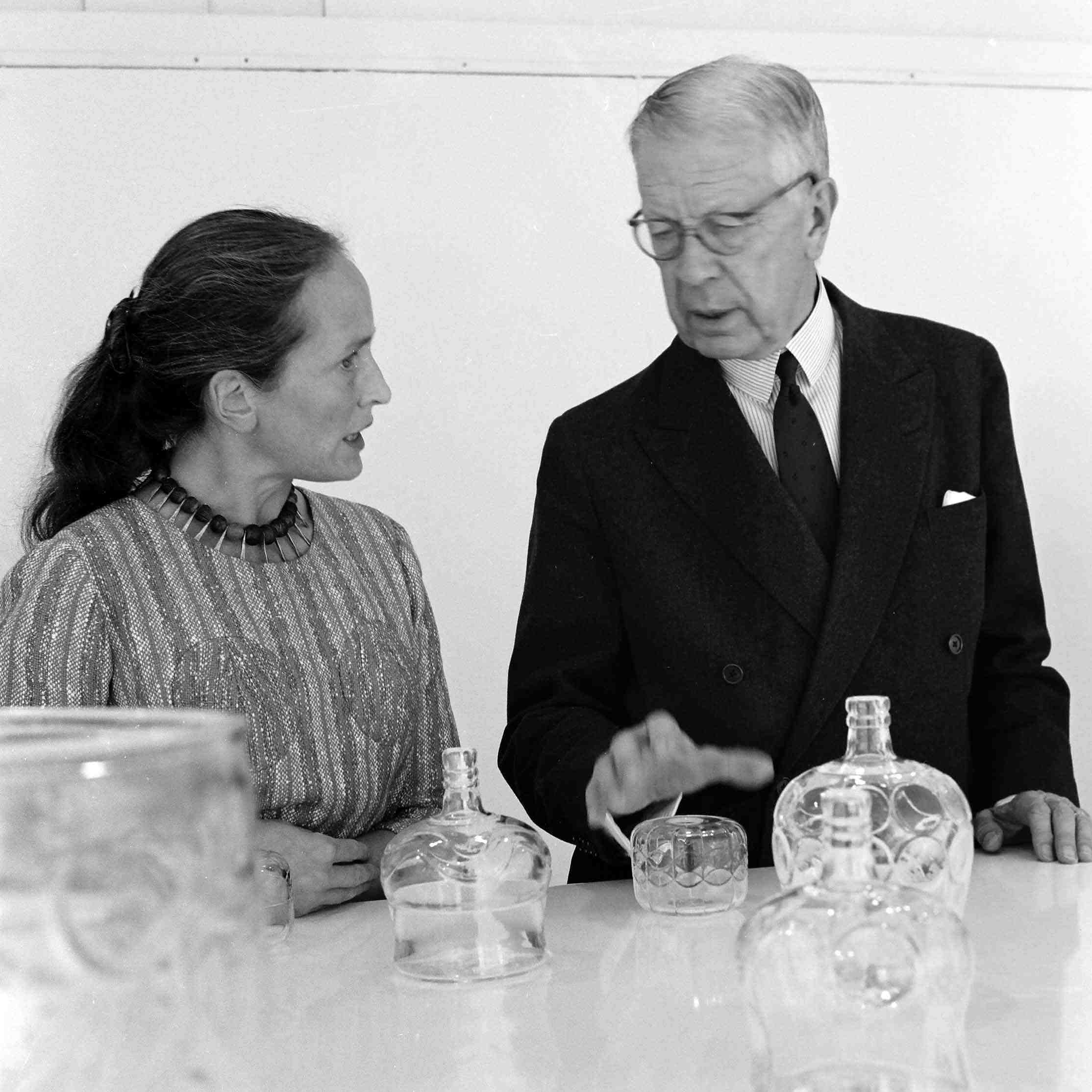 Kung Gustav VI Adolf och Ingeborg Lundin under visningen av utställningen Två Glas, 1963.
