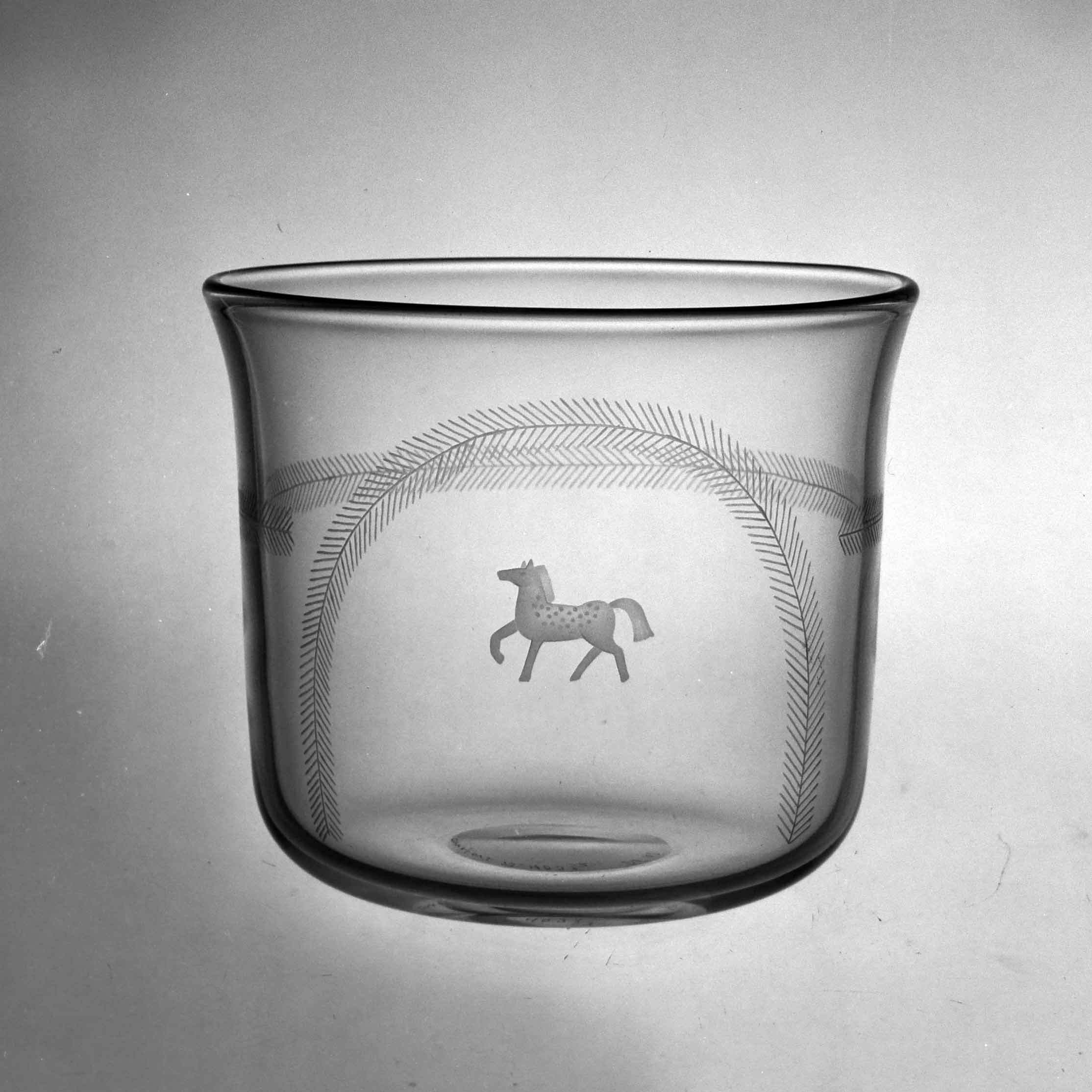Graverad skål "Slinga och häst" 1966