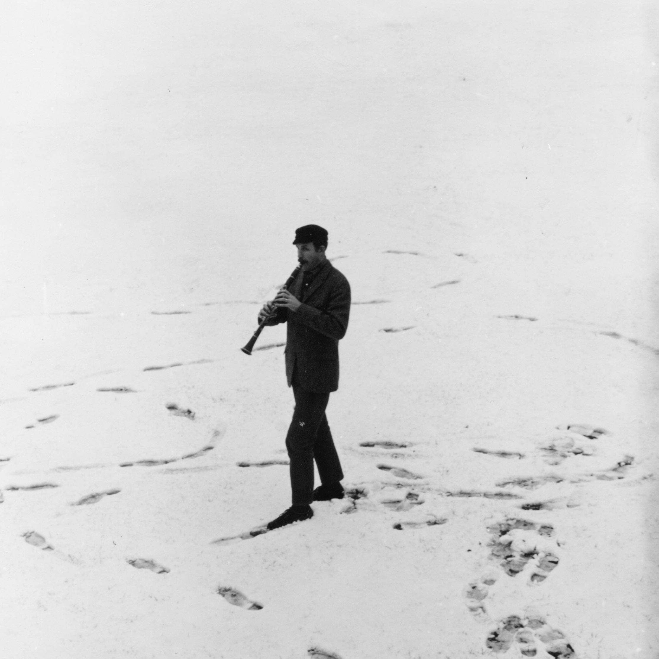 Gunnar Cyrén, klarinettspel i nysnö, 60-tal, Foto: John-Selbing