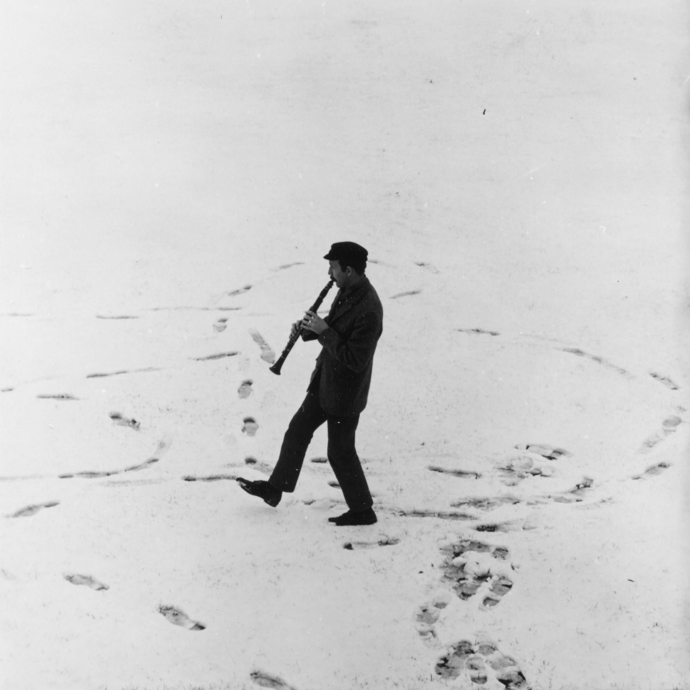 Gunnar Cyrén, klarinettspel i nysnö, 60-tal, Foto: John-Selbing