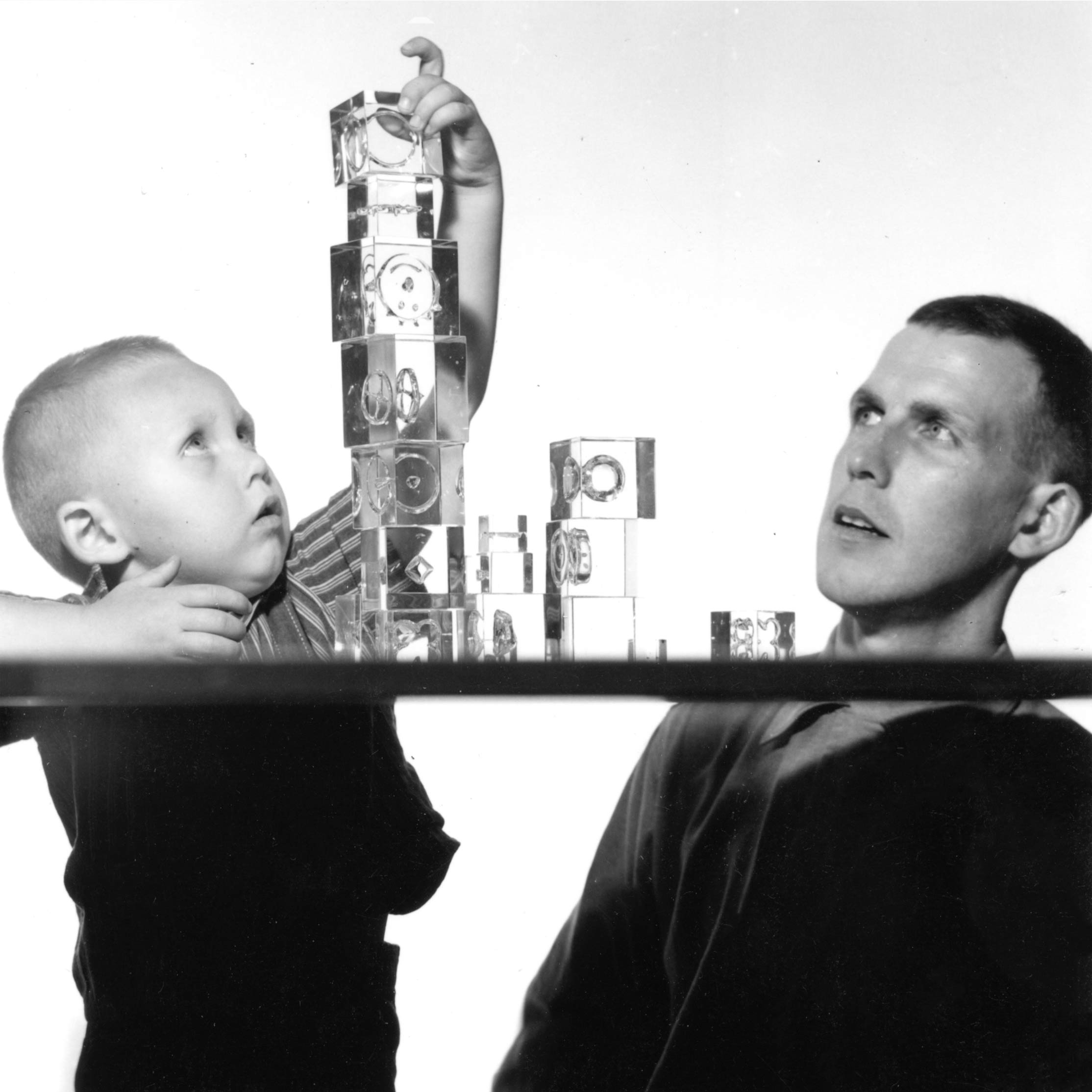 Gunnar och Mårten Cyrén lek med Cyrilkuber, 1961. Foto: John Selbing